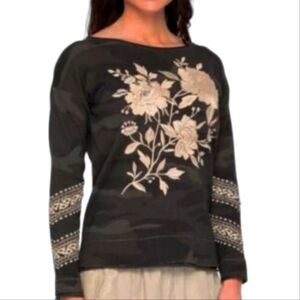 JOHNNY WAS WAFFLE KNIT CAMOUFLAGE EMBROIDERED LING SLEEVE TOP. MEDIUM
